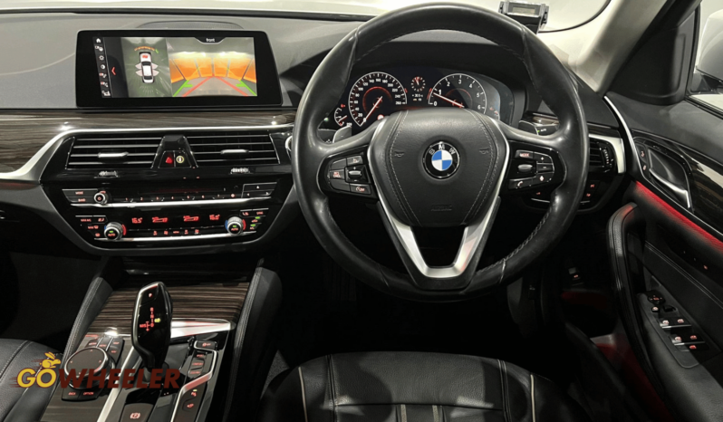 BMW 5 Series 520i Luxury full